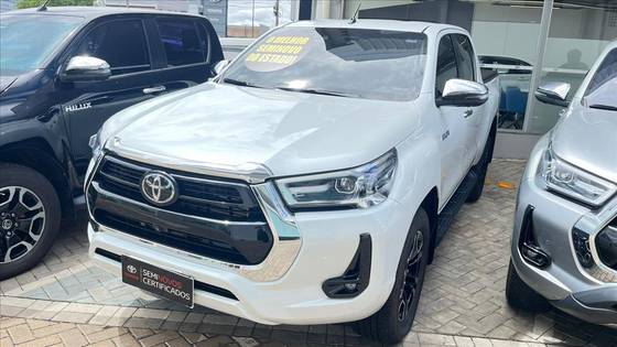 TOYOTA HILUX 2.8 D-4D TURBO DIESEL CD SRX 4X4 AUTOMÁTICO TOYOTA HILUX 2.8 D-4D TURBO DIESEL CD SRX 4X4 AUTOMÁTICO